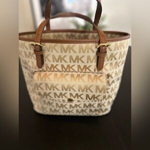 ❌SOLD❌Michael Kors Signature Monogram
Jacquard Jet Set Medium Pocket
Tote Camel